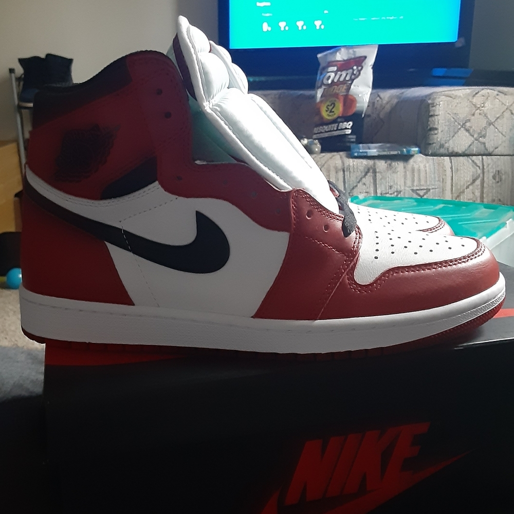 Jordan 1 Chicagos - Picture 1 of 5